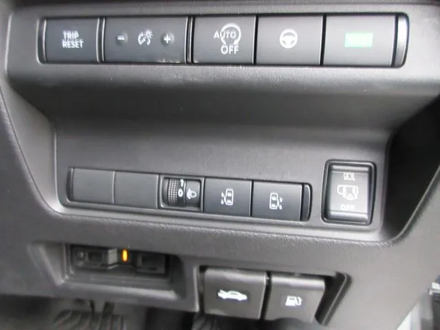 ニッサン　セレナ　４ＷＤ