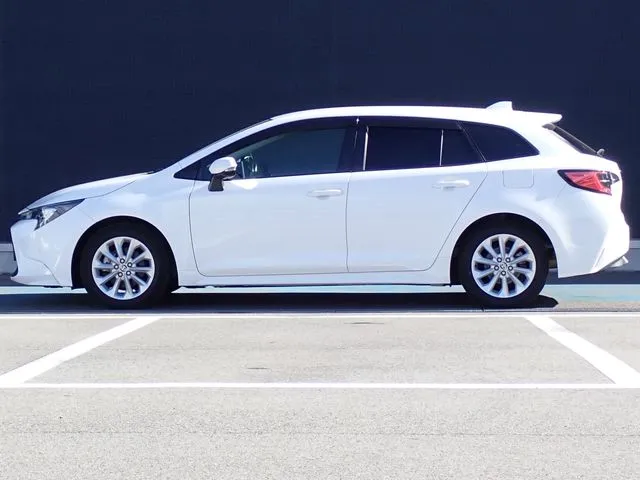 カローラ　ツーリング　ハイブリッド（トヨタ）の車両写真