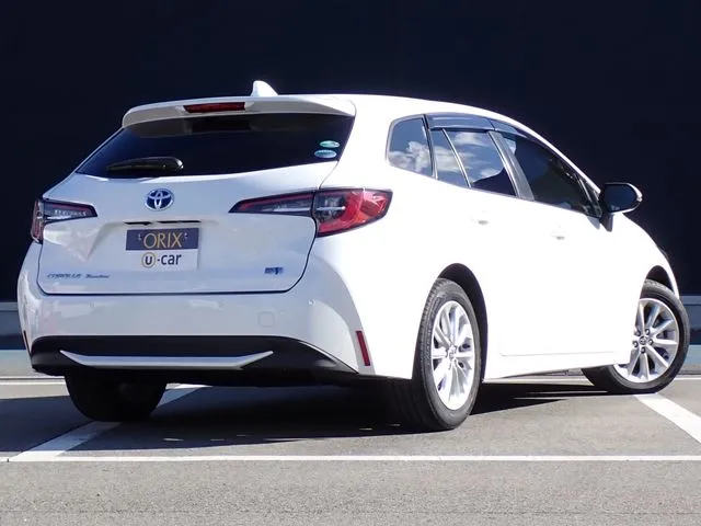 カローラ　ツーリング　ハイブリッド（トヨタ）の車両写真