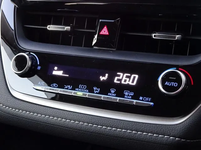 カローラ　ツーリング　ハイブリッド（トヨタ）の車両写真