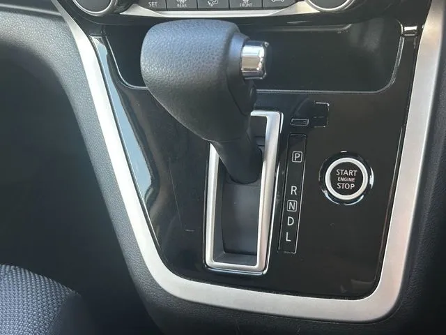 ニッサン　セレナ　Ｓハイブリッド　４ＷＤ