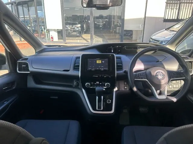 ニッサン　セレナ　Ｓハイブリッド　４ＷＤ