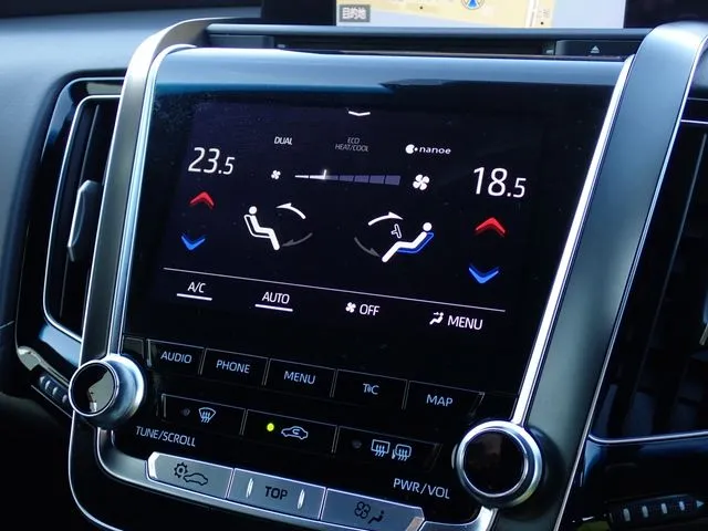 トヨタ　クラウン　セダン　ハイブリッド