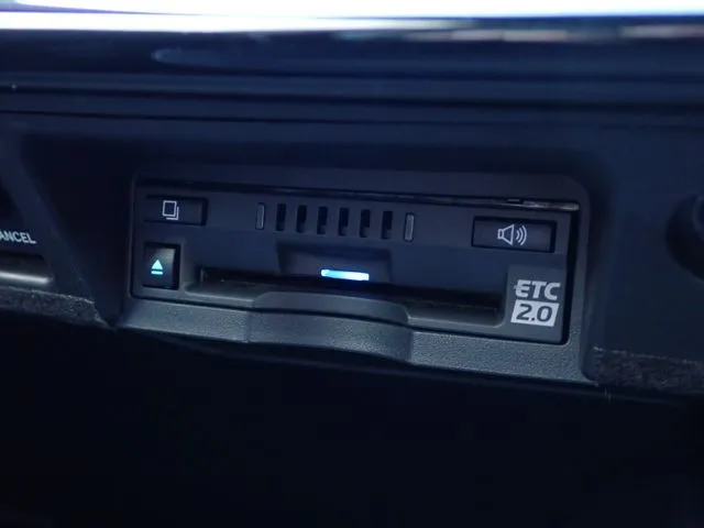 トヨタ　クラウン　セダン　ハイブリッド