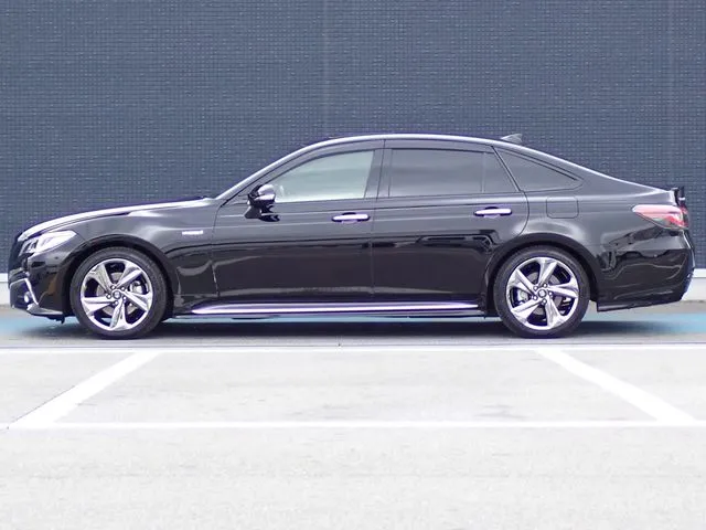 トヨタ　クラウン　セダン　ハイブリッド