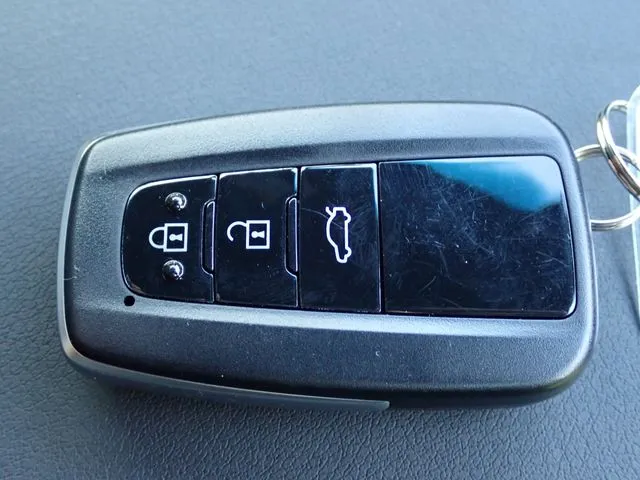 トヨタ　クラウン　セダン　ハイブリッド