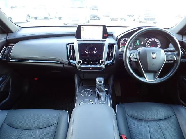 トヨタ　クラウン　セダン　ハイブリッド