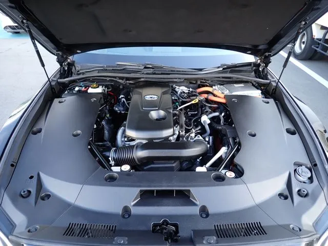 トヨタ　クラウン　セダン　ハイブリッド