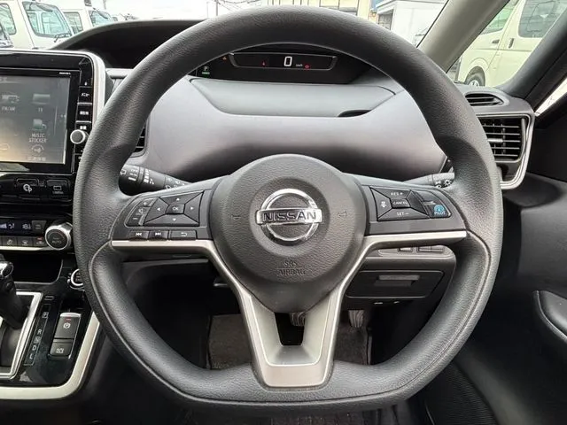 ニッサン　セレナ　Ｓハイブリッド