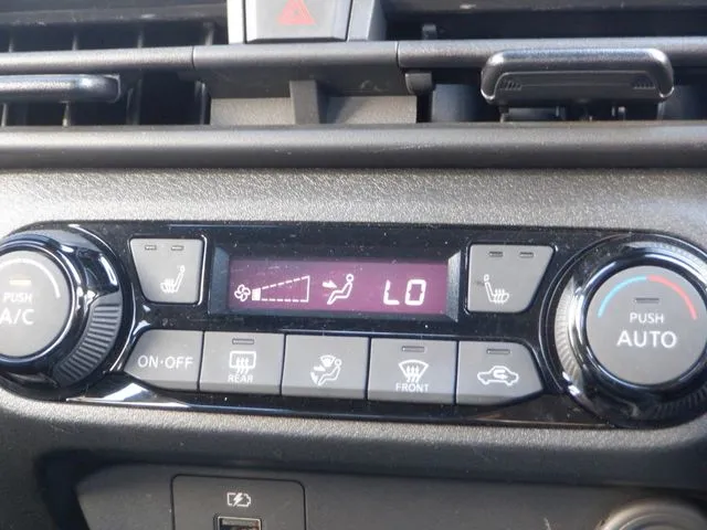 ノート 4WD(ニッサン)の車両写真