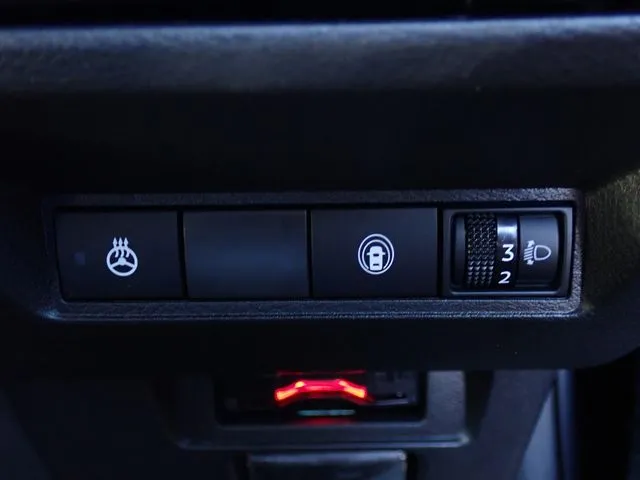 ニッサン ノート 4WD