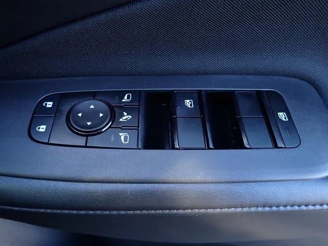 ニッサン ノート 4WD