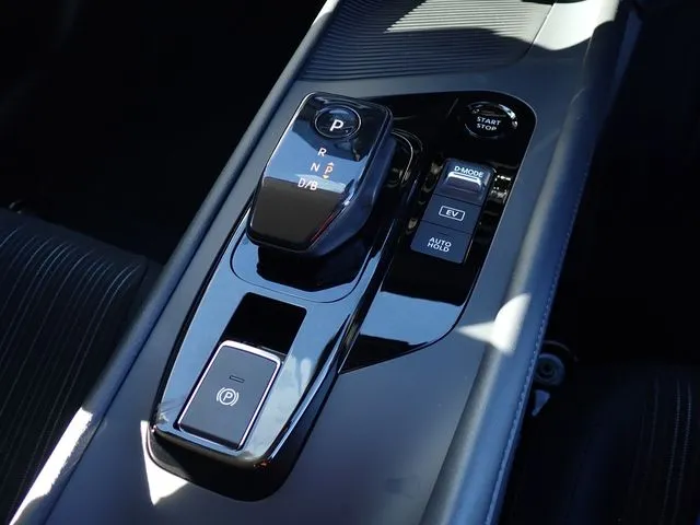 ニッサン ノート 4WD