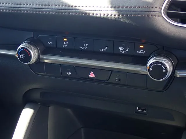 マツダ　ＭＡＺＤＡ３　セダン