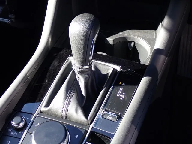 マツダ　ＭＡＺＤＡ３　セダン