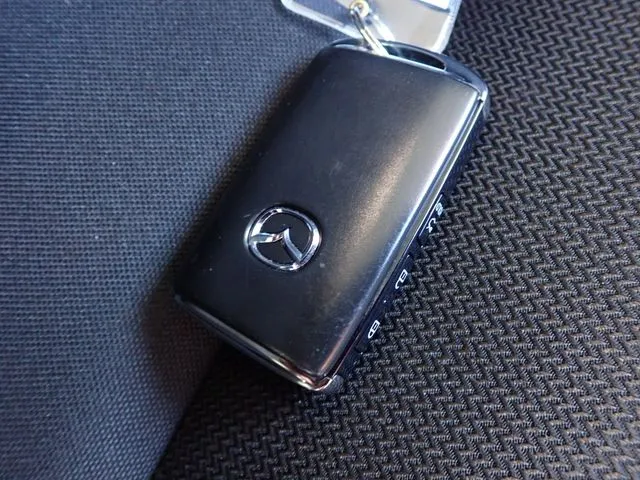 マツダ　ＭＡＺＤＡ３　セダン