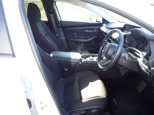 マツダ　ＭＡＺＤＡ３　セダン