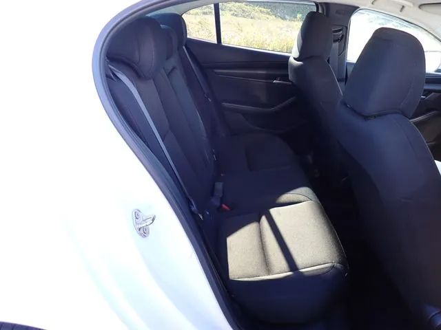 マツダ　ＭＡＺＤＡ３　セダン