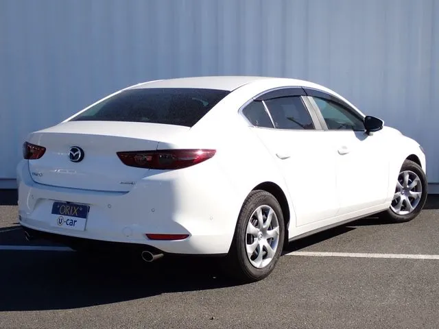マツダ　ＭＡＺＤＡ３　セダン