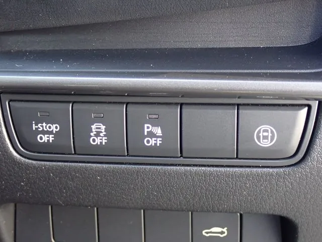 マツダ　ＭＡＺＤＡ３　セダン