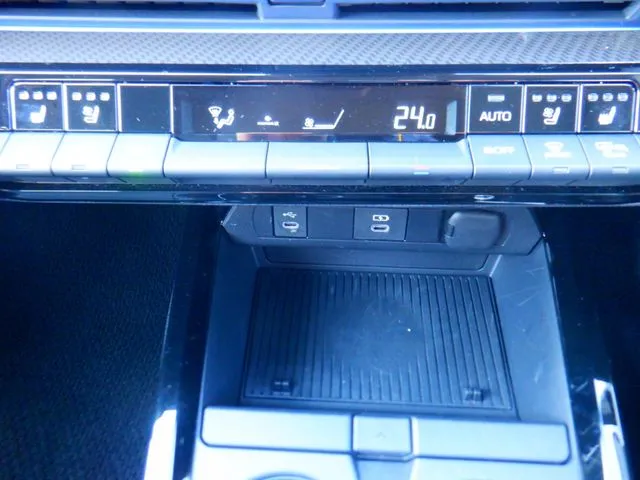 トヨタ プリウス 4WD