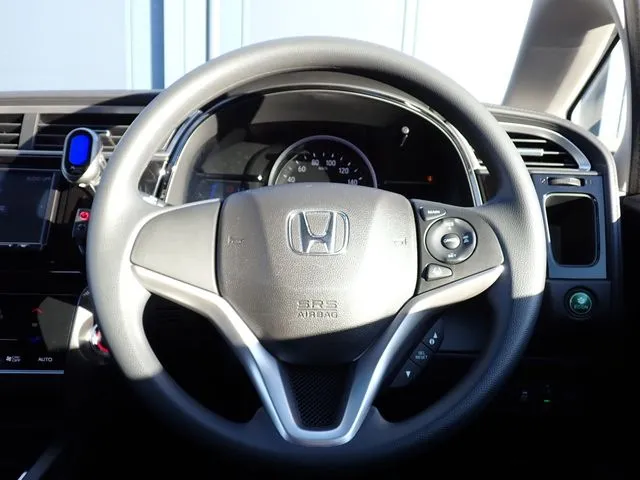 シャトル　ハイブリッド（ホンダ）の車両写真