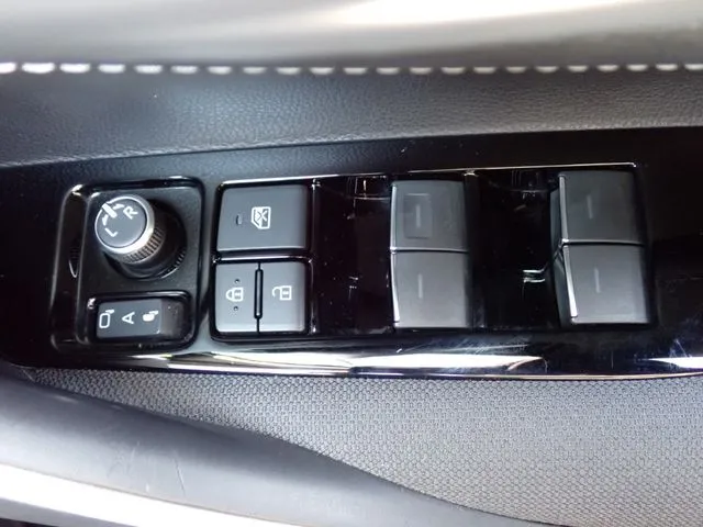 カローラ ツーリング ハイブリッド(トヨタ)の車両写真