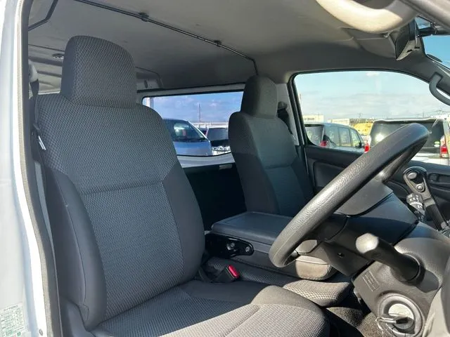 ＮＶ３５０キャラバン　１．２５ｔ（ニッサン）の車両写真