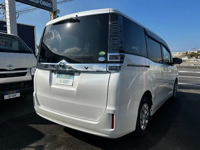 ヴォクシー(トヨタ)の車両写真