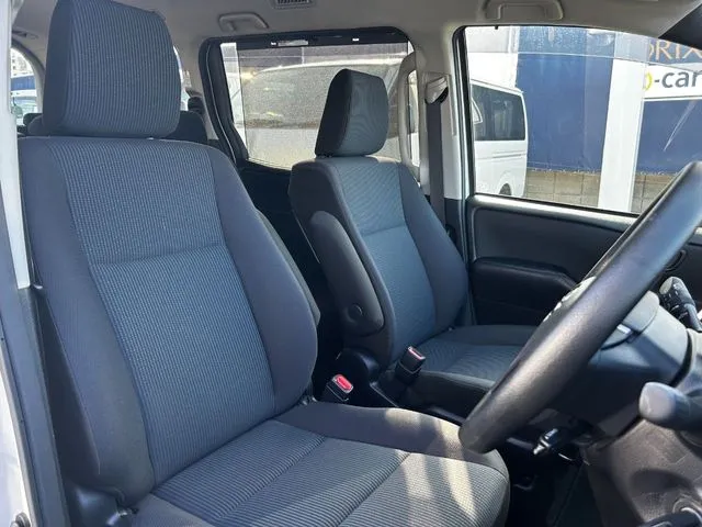 ヴォクシー(トヨタ)の車両写真