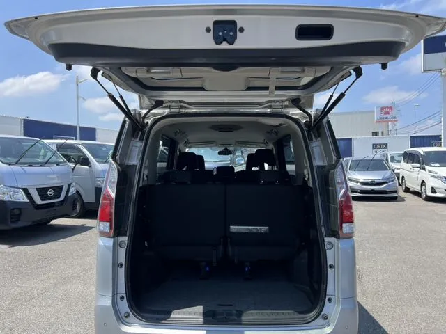 セレナ(ニッサン)の車両写真