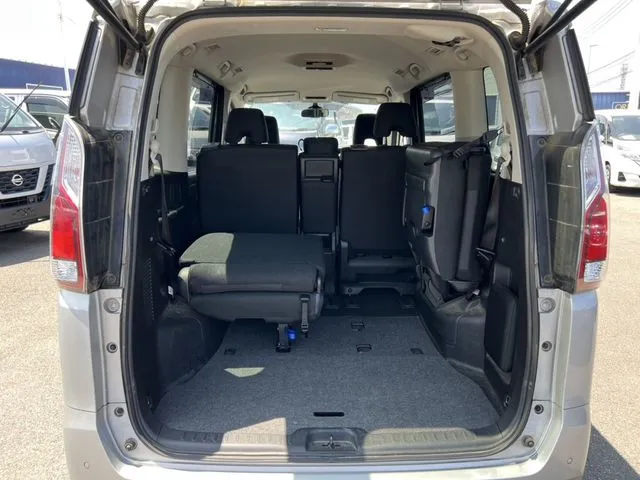 セレナ(ニッサン)の車両写真