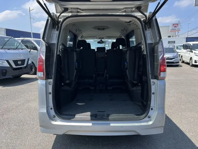 セレナ(ニッサン)の車両写真