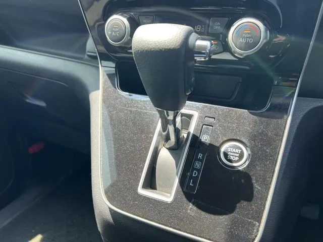 セレナ(ニッサン)の車両写真