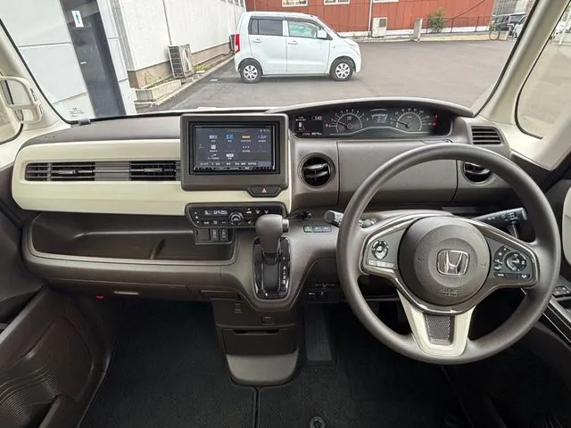 N BOX(ホンダ)の車両写真