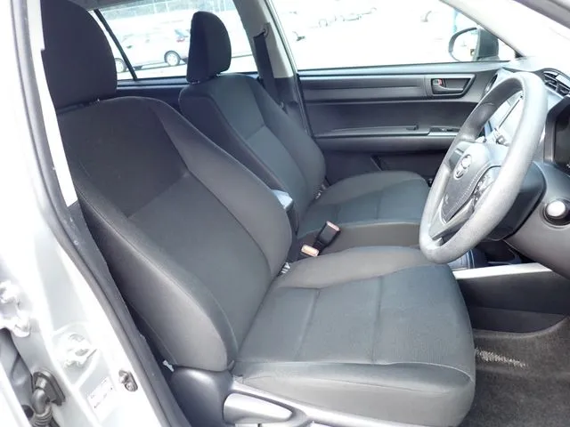 カローラフィールダー ハイブリッド(トヨタ)の車両写真