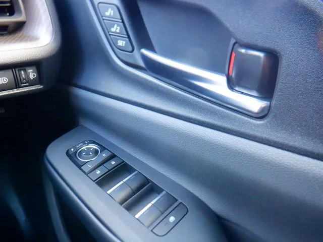 プリウス 4WD(トヨタ)の車両写真