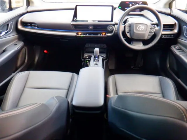 プリウス 4WD(トヨタ)の車両写真