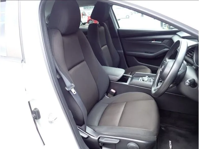 MAZDA3 セダン(マツダ)の車両写真