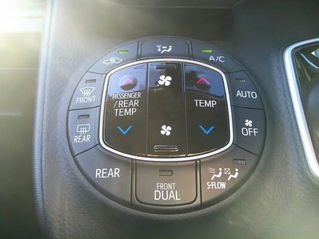 ノア ハイブリッド(トヨタ)の車両写真