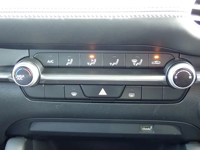 MAZDA3 セダン(マツダ)の車両写真