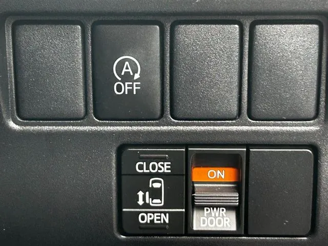 ヴォクシー（トヨタ）の車両写真