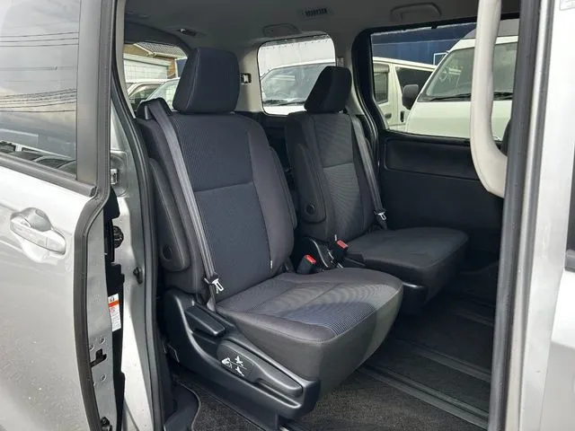 ヴォクシー（トヨタ）の車両写真