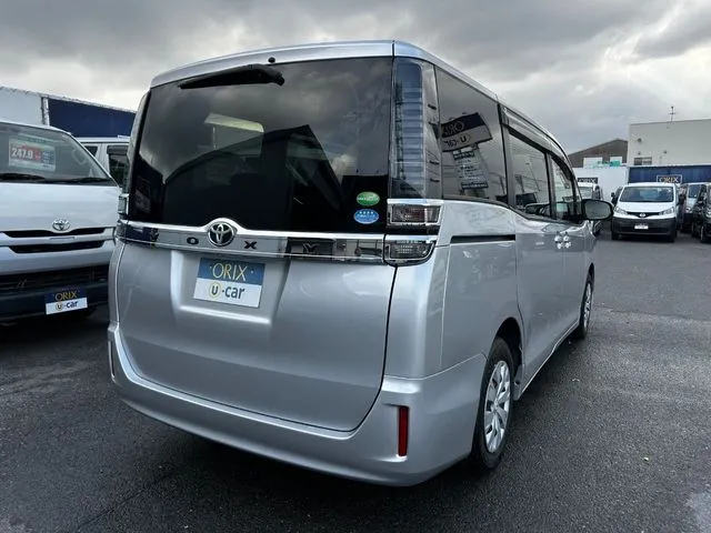 ヴォクシー（トヨタ）の車両写真