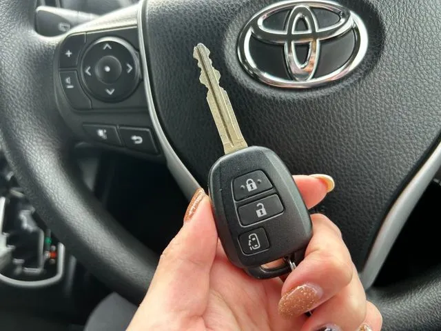 ヴォクシー（トヨタ）の車両写真