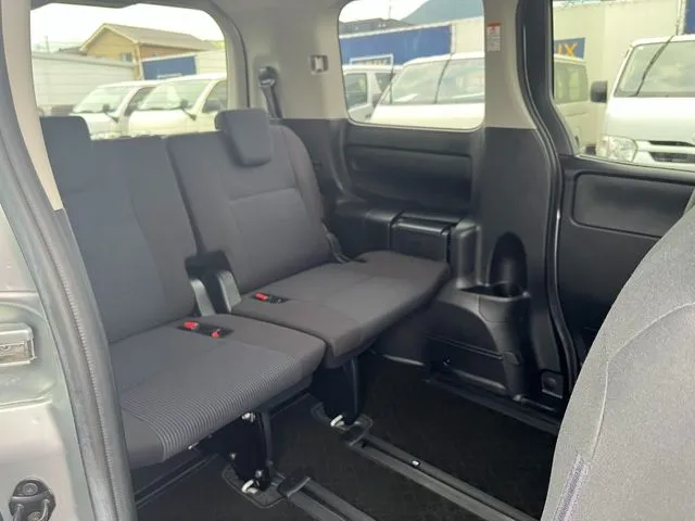 ヴォクシー　４ＷＤ（トヨタ）の車両写真