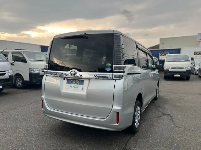 ヴォクシー　４ＷＤ（トヨタ）の車両写真