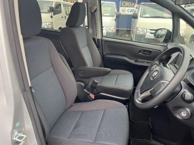 ヴォクシー　４ＷＤ（トヨタ）の車両写真