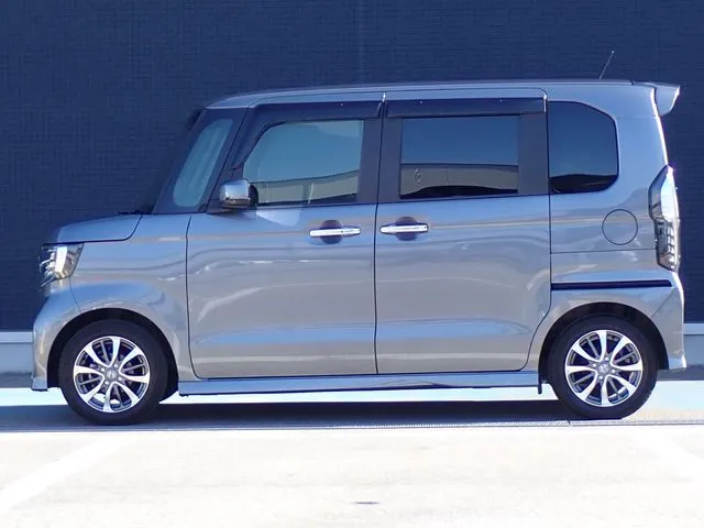 N BOX カスタム(ホンダ)の車両写真