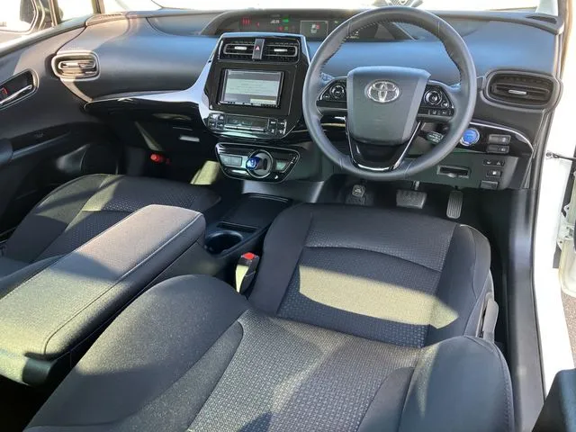 トヨタ プリウス 4WD